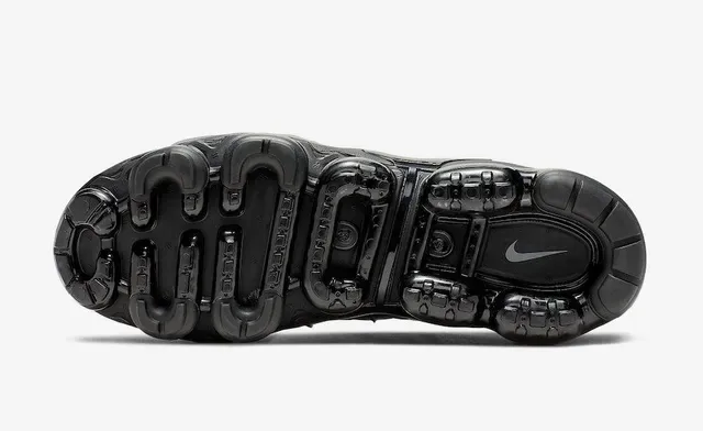 Nike Gray Black Wave-Pattern Cage Overlays Glossy Midsole Lifestyle Sneakers 3