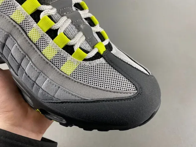 Nike Gris Jaune Chaussures Lifestyle Overlays Synthétiques Matelassés Unités Air Cushioning Visibles 2