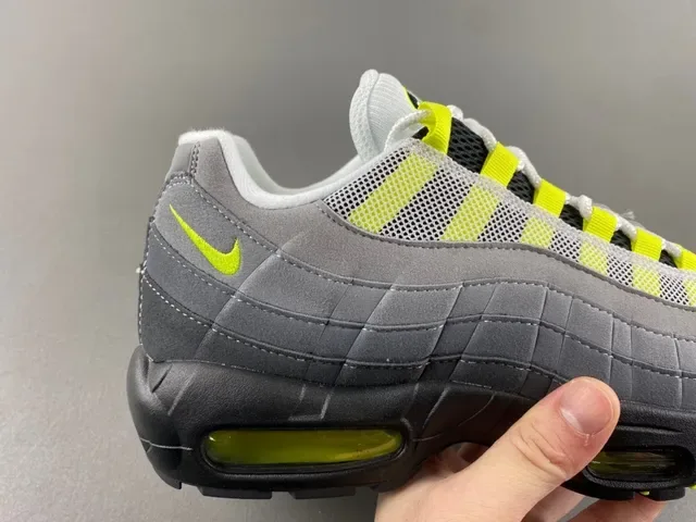 Nike Gris Jaune Chaussures Lifestyle Overlays Synthétiques Matelassés Unités Air Cushioning Visibles 3