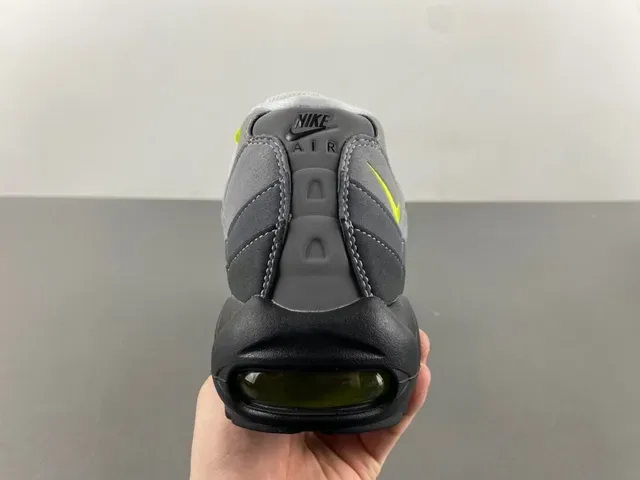 Nike Gris Jaune Chaussures Lifestyle Overlays Synthétiques Matelassés Unités Air Cushioning Visibles 4