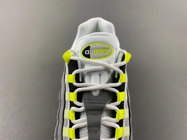 Nike Gris Jaune Chaussures Lifestyle Overlays Synthétiques Matelassés Unités Air Cushioning Visibles 5