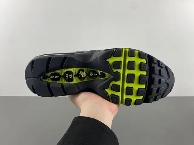 Nike Gris Jaune Chaussures Lifestyle Overlays Synthétiques Matelassés Unités Air Cushioning Visibles 7