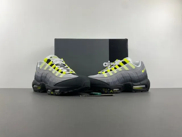 Nike Gris Jaune Chaussures Lifestyle Overlays Synthétiques Matelassés Unités Air Cushioning Visibles 13