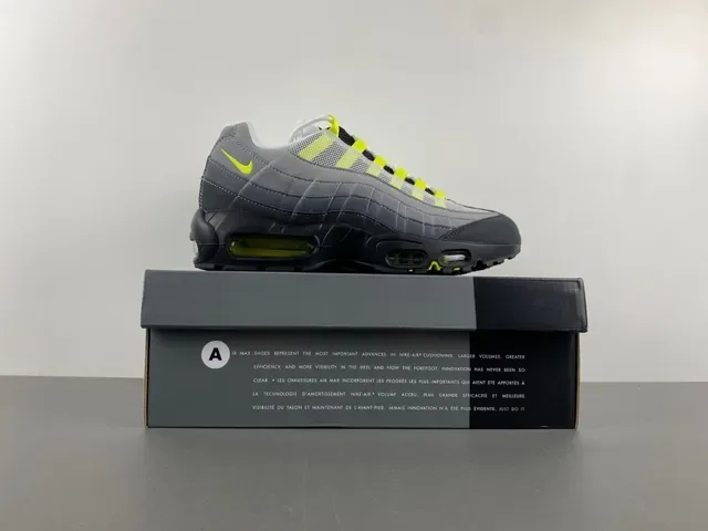 Nike Gris Jaune Chaussures Lifestyle Overlays Synthétiques Matelassés Unités Air Cushioning Visibles 15