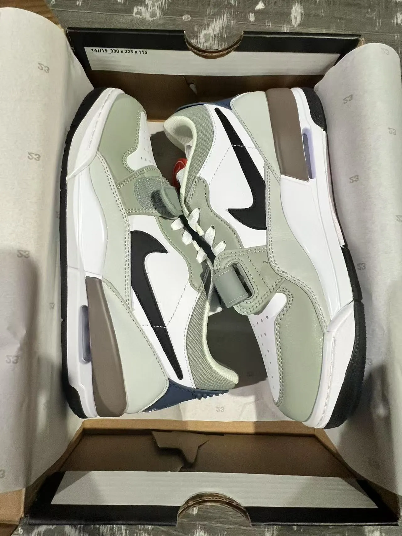 Nike Green White Layered Upper Midfoot Strap Lifestyle Sneakers 9