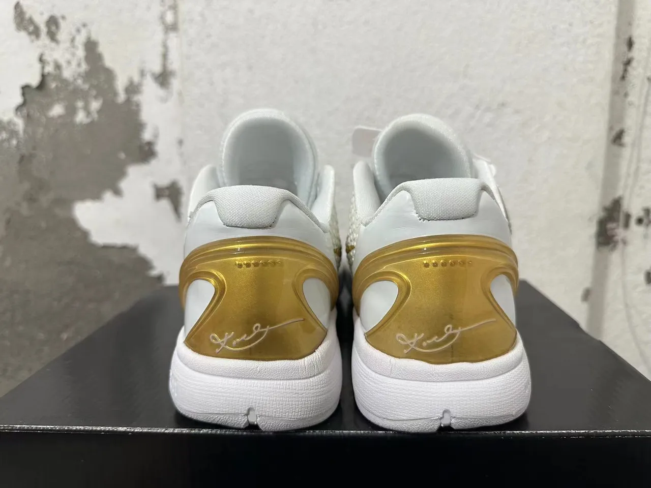 Nike Kobe AD Max Zapatos de Baloncesto Blanco y Oro Texturizados con Impresión de Guijarros 3