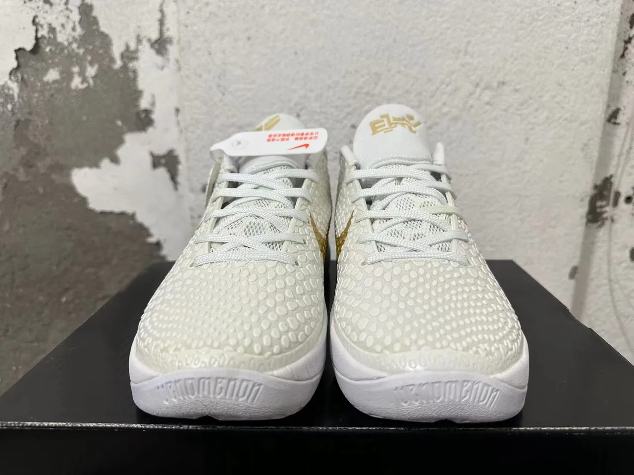 Nike Kobe AD Max Zapatos de Baloncesto Blanco y Oro Texturizados con Impresión de Guijarros 4
