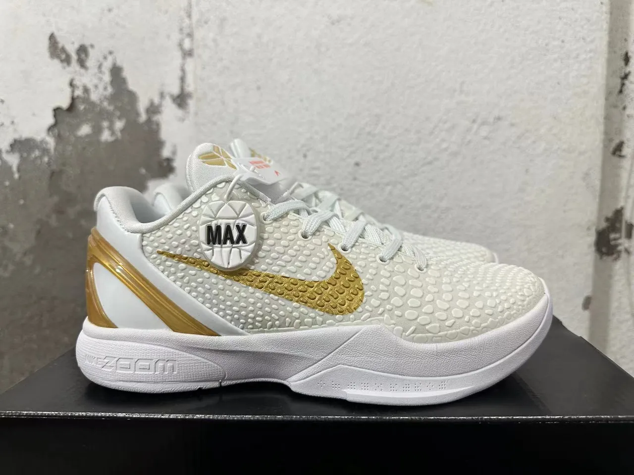 Nike Kobe AD Max Zapatos de Baloncesto Blanco y Oro Texturizados con Impresión de Guijarros 5