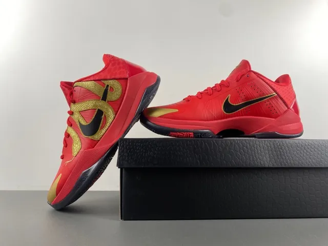 Nike Kobe Basketball Shoe Red and Gold Glitter Basketball Shoes 16