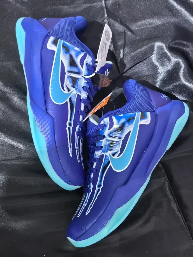 أحذية كرة سلة Nike Kyrie Blue Low-Top Silhouette مع طبقة من المواد الاصطناعية/الشبك 2