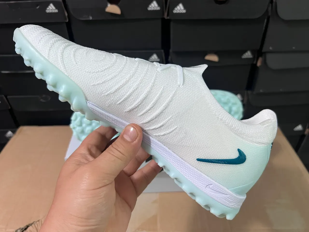 Nike Mercurial Turf أحذية كرة قدم أبيض أزرق وجهة علوية من التنسج شفافة باللون الأخضر النعناع للعشب الاصطناعي 4