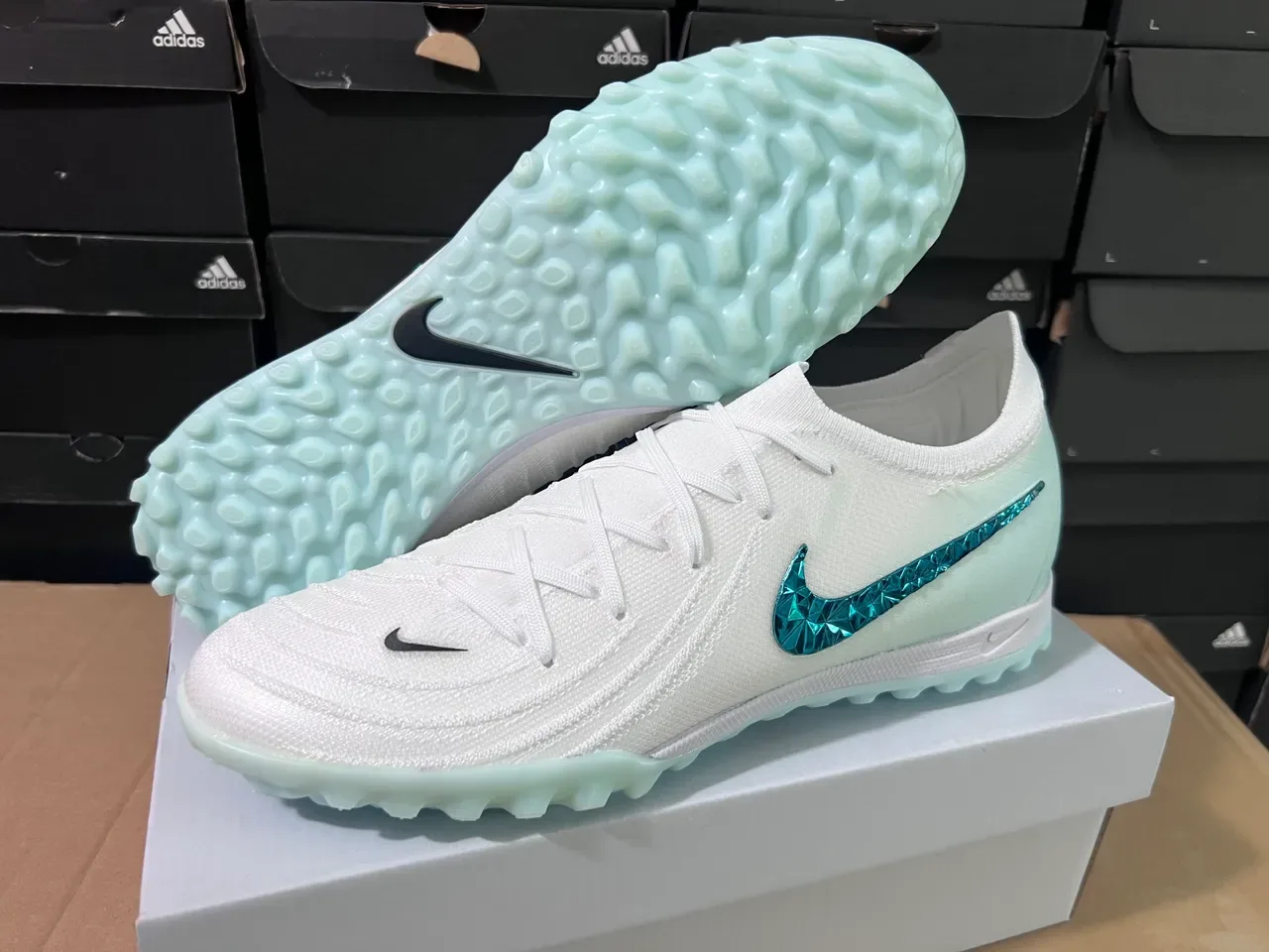 Nike Mercurial Turf أحذية كرة قدم أبيض أزرق وجهة علوية من التنسج شفافة باللون الأخضر النعناع للعشب الاصطناعي 8