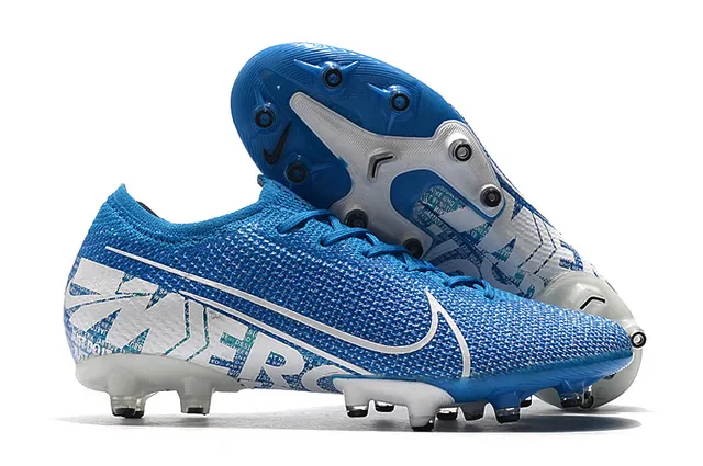 Nike Mercurial Vapor Chaussures de football pour sol ferme avec upper synthétique texturé blanc et bleu, overlay de maille à motif quadrillé 3