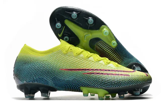 Nike Mercurial Vapor Chaussures de football pour sol ferme avec upper synthétique texturé blanc et bleu, overlay de maille à motif quadrillé 9