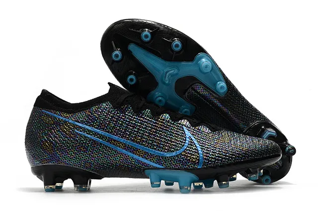Nike Mercurial Vapor Chaussures de football pour sol ferme avec upper synthétique texturé blanc et bleu, overlay de maille à motif quadrillé 12