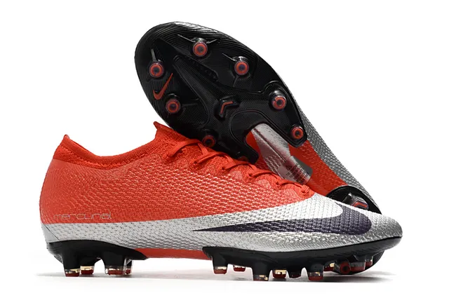 Nike Mercurial Vapor Chaussures de football pour sol ferme avec upper synthétique texturé blanc et bleu, overlay de maille à motif quadrillé 14
