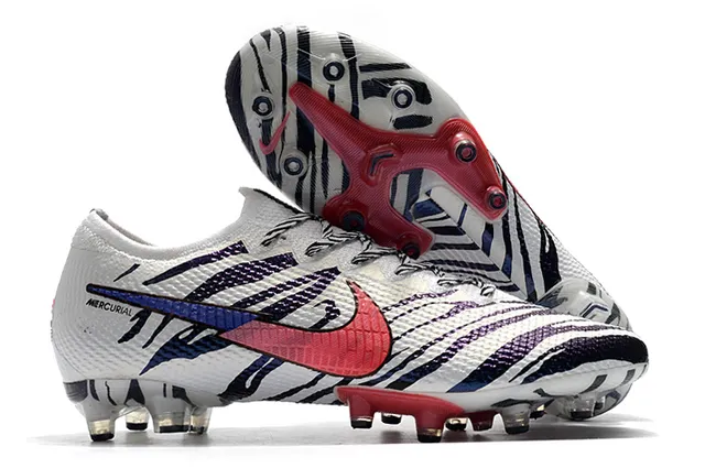 Nike Mercurial Vapor Chaussures de football pour sol ferme avec upper synthétique texturé blanc et bleu, overlay de maille à motif quadrillé 15