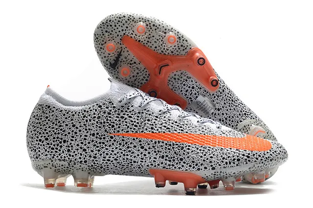 Nike Mercurial Vapor Chaussures de football pour sol ferme avec upper synthétique texturé blanc et bleu, overlay de maille à motif quadrillé 16