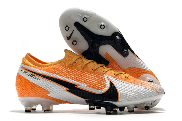 Nike Mercurial Vapor Chaussures de football pour sol ferme avec upper synthétique texturé blanc et bleu, overlay de maille à motif quadrillé 17
