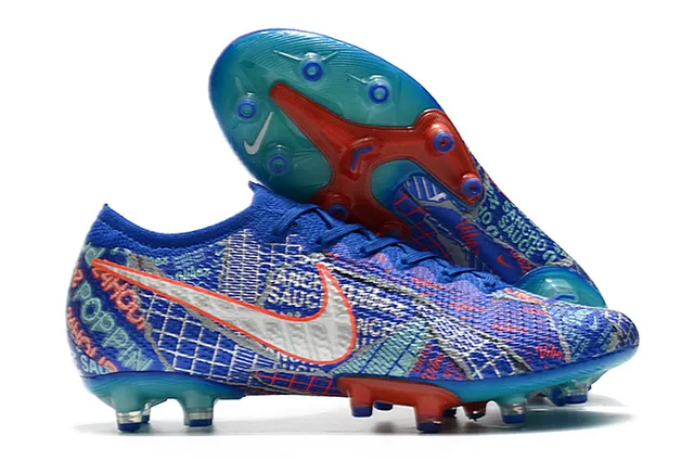 Nike Mercurial Vapor Chaussures de football pour sol ferme avec upper synthétique texturé blanc et bleu, overlay de maille à motif quadrillé 20