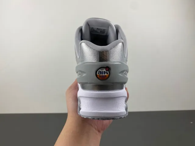 Nike Metallic Silver Wave-Overlay Lifestyle Sneakers 4