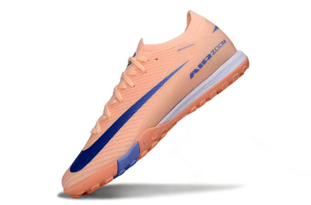 Nike Chaussures de football turf avec upper en maille synthétique et solape Swoosh en orange et bleu 3