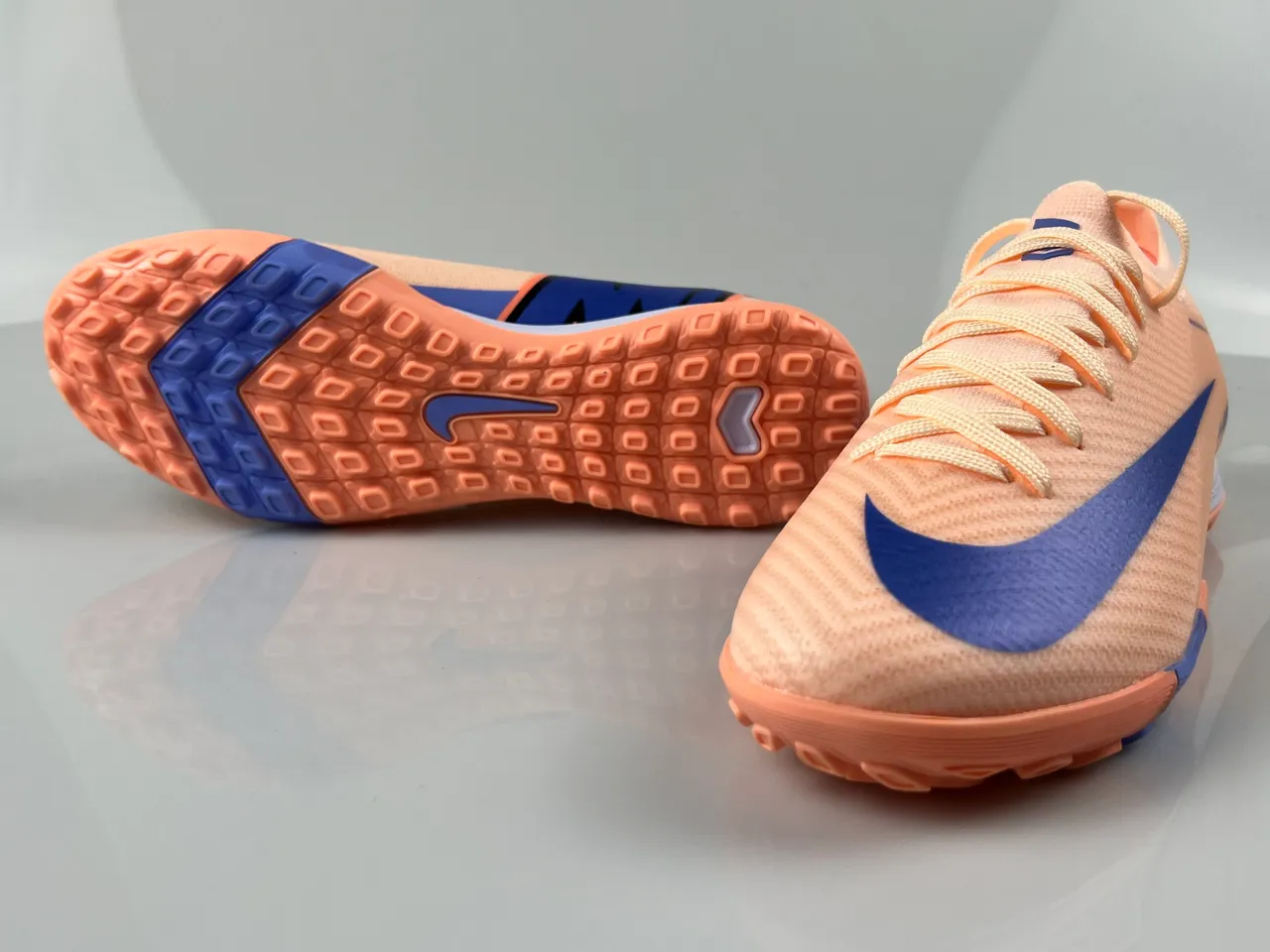Nike Chaussures de football turf avec upper en maille synthétique et solape Swoosh en orange et bleu 8
