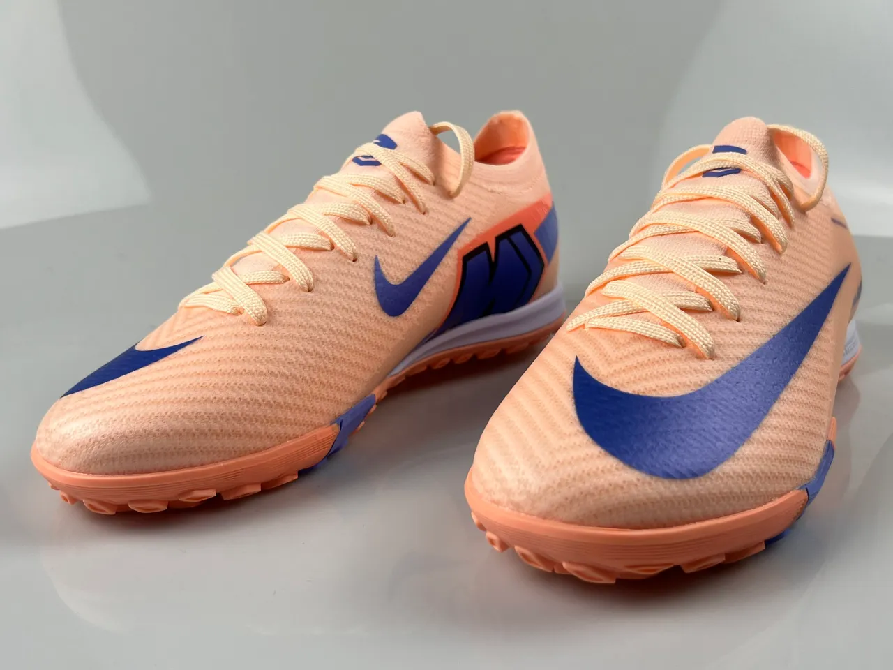 Nike Chaussures de football turf avec upper en maille synthétique et solape Swoosh en orange et bleu 9