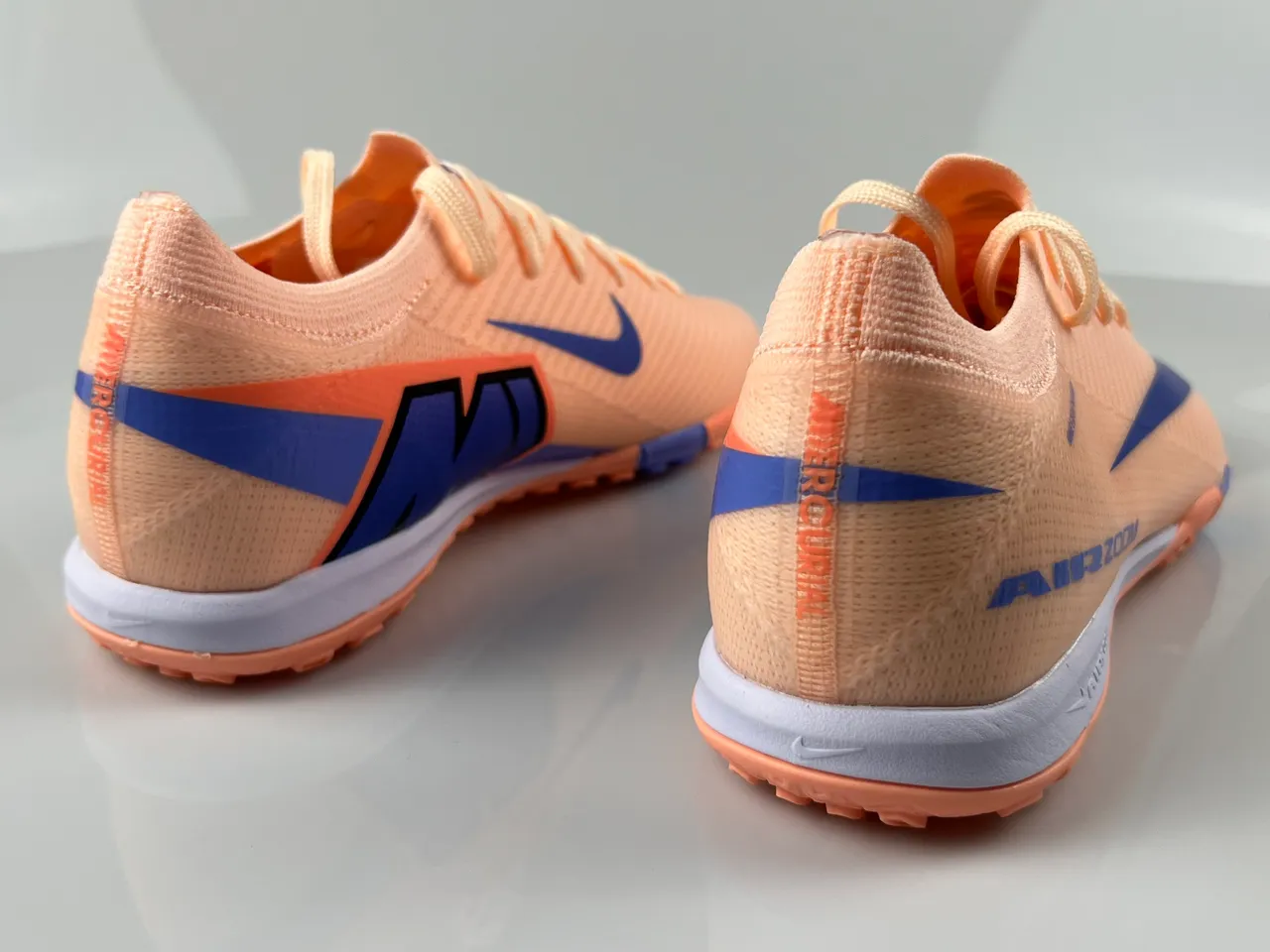 Nike Chaussures de football turf avec upper en maille synthétique et solape Swoosh en orange et bleu 10