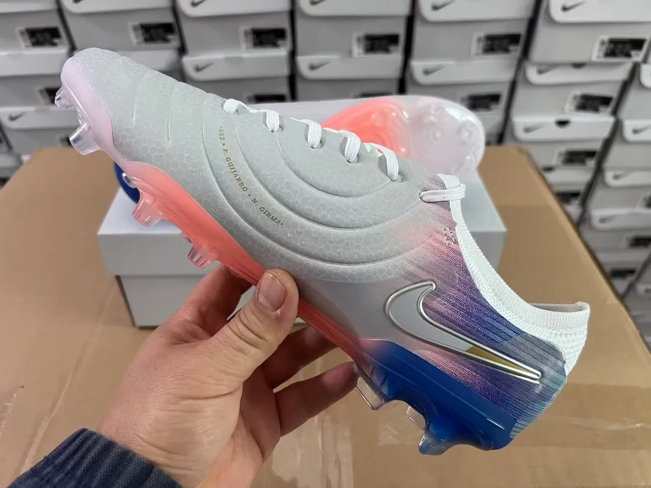 Nike Phantom GT সাদা বহুরঙা রিবড সিন্থেটিক উপরের ক্রোম-প্লেটেড Swoosh দৃঢ় মাটি ফুটবল জুতো 4