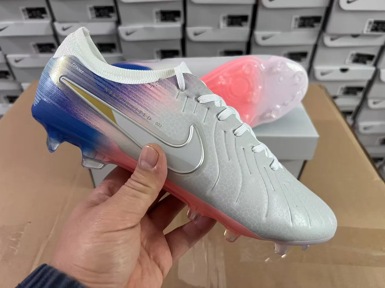 Nike Phantom GT সাদা বহুরঙা রিবড সিন্থেটিক উপরের ক্রোম-প্লেটেড Swoosh দৃঢ় মাটি ফুটবল জুতো 6