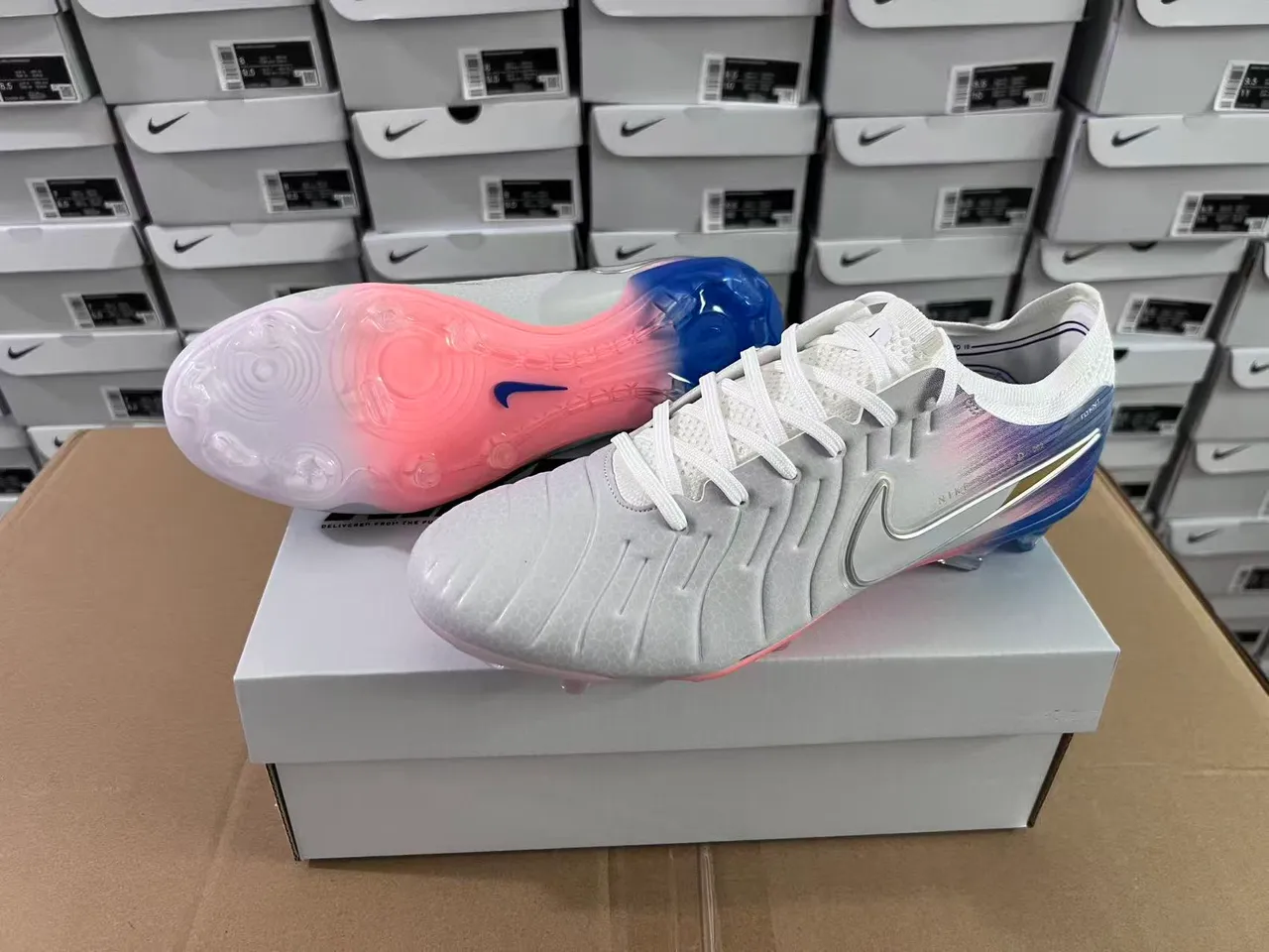 Nike Phantom GT সাদা বহুরঙা রিবড সিন্থেটিক উপরের ক্রোম-প্লেটেড Swoosh দৃঢ় মাটি ফুটবল জুতো 9
