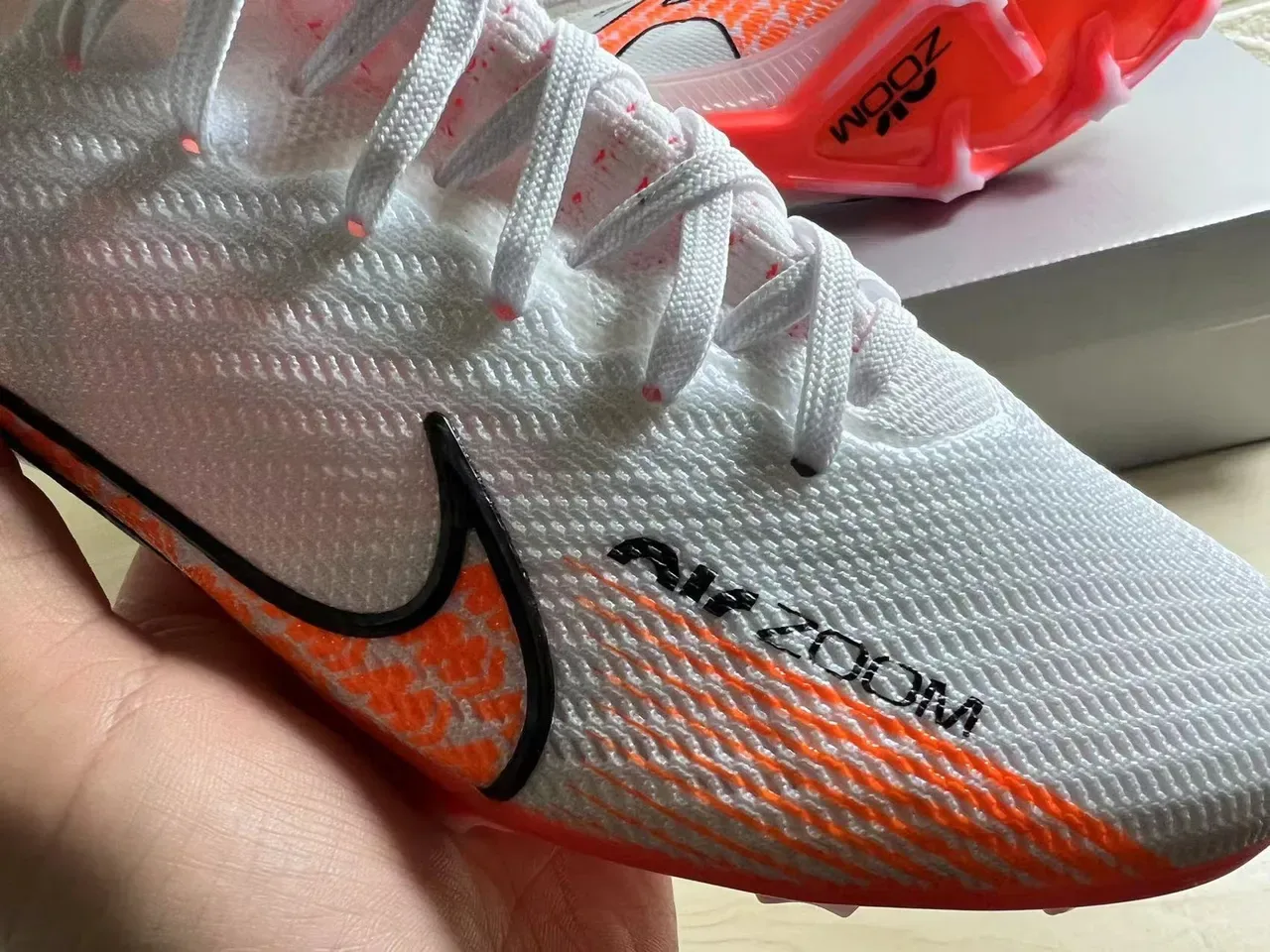 Nike Phantom GT Chaussures de Football Blanc Orange Flyknit Upper Basse Col Chaussette Terrain Firme 2