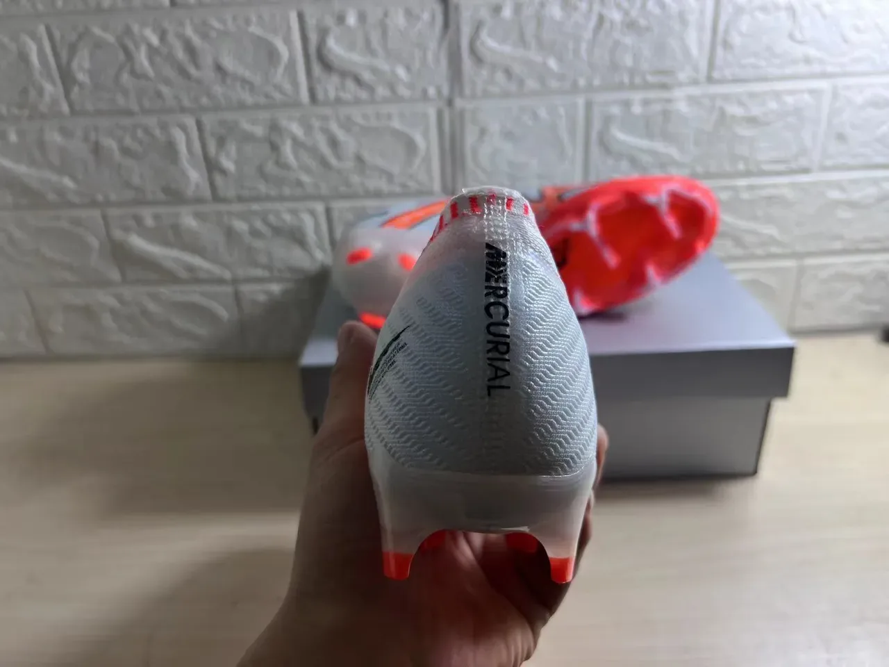 Nike Phantom GT Chaussures de Football Blanc Orange Flyknit Upper Basse Col Chaussette Terrain Firme 4