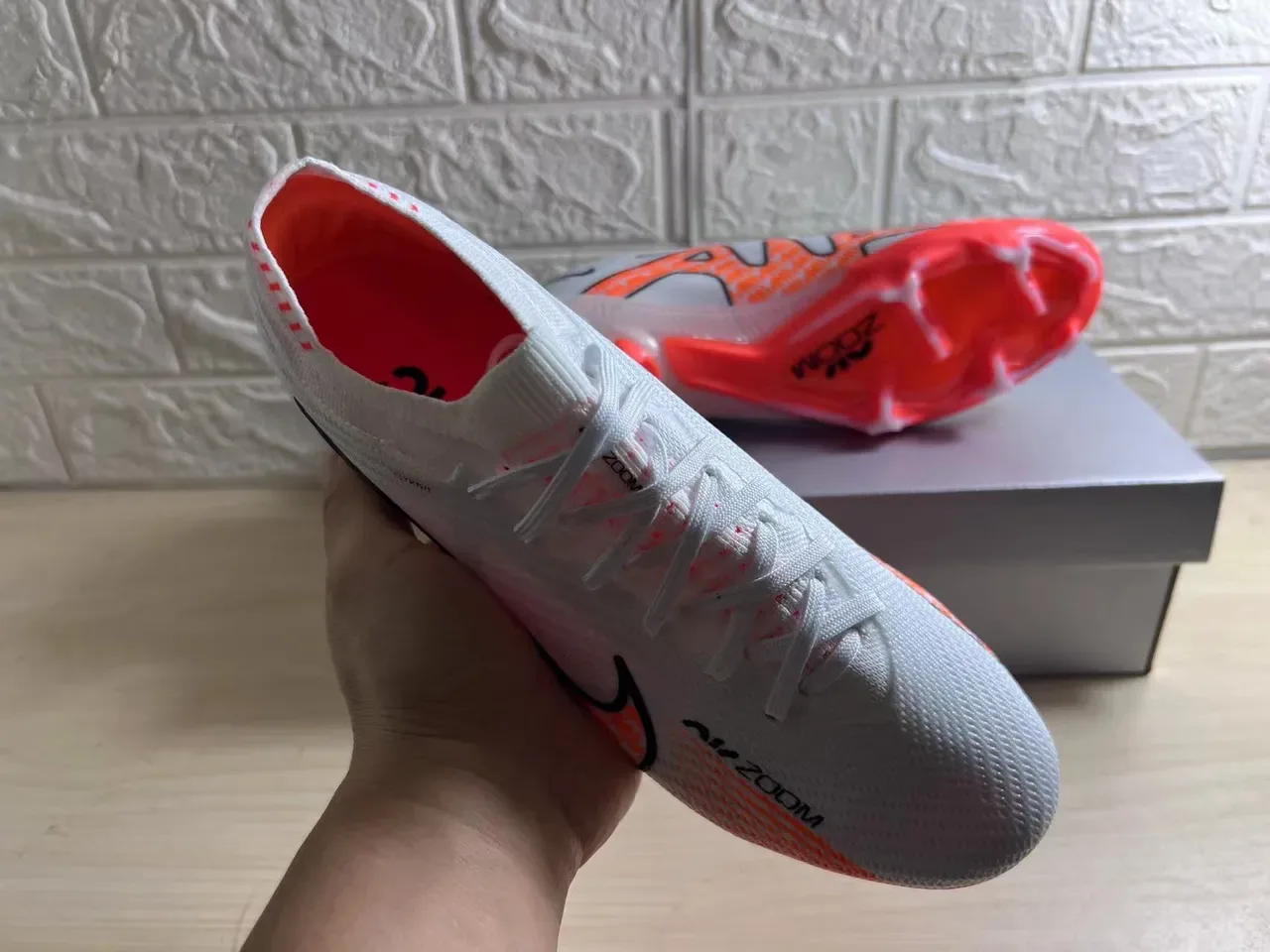 Nike Phantom GT Chaussures de Football Blanc Orange Flyknit Upper Basse Col Chaussette Terrain Firme 6