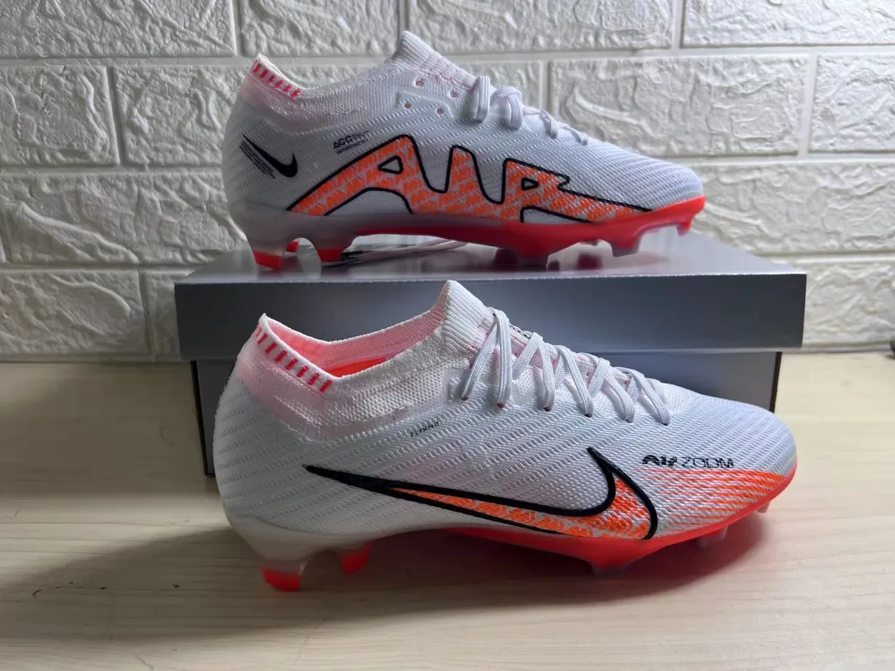 Nike Phantom GT Chaussures de Football Blanc Orange Flyknit Upper Basse Col Chaussette Terrain Firme 8