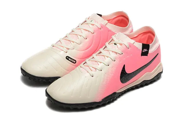 Nike Chaussures de Football Turf Low-Cut Upper Synthétique Colorway Gradient Rose Noir 8