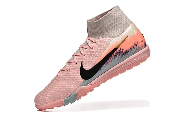 Nike Chaussures de football rose et noir, avec tige en maille sock-fit, high-top ankle collar, pour turf 4