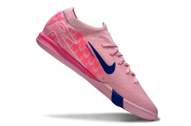Nike Chaussures de soccer indoor rose et bleu à coupe basse avec empiècement texturé et semelle extérieure en caoutchouc texturé 2
