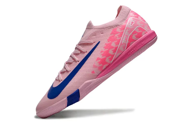 Nike Chaussures de soccer indoor rose et bleu à coupe basse avec empiècement texturé et semelle extérieure en caoutchouc texturé 3