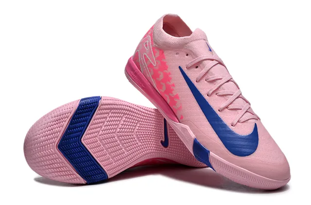 Nike Chaussures de soccer indoor rose et bleu à coupe basse avec empiècement texturé et semelle extérieure en caoutchouc texturé 4