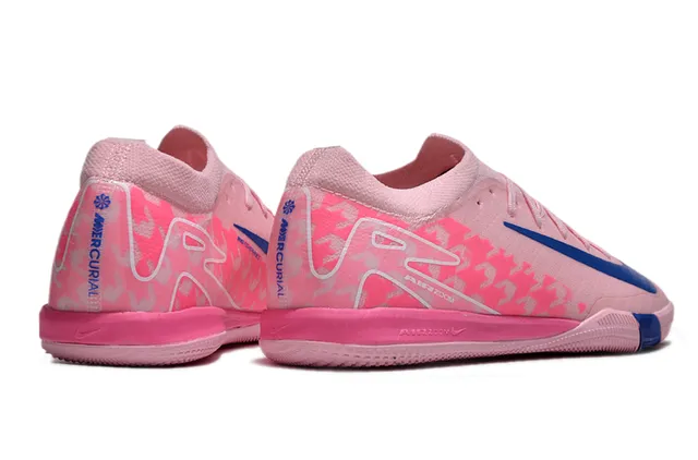 Nike Chaussures de soccer indoor rose et bleu à coupe basse avec empiècement texturé et semelle extérieure en caoutchouc texturé 5