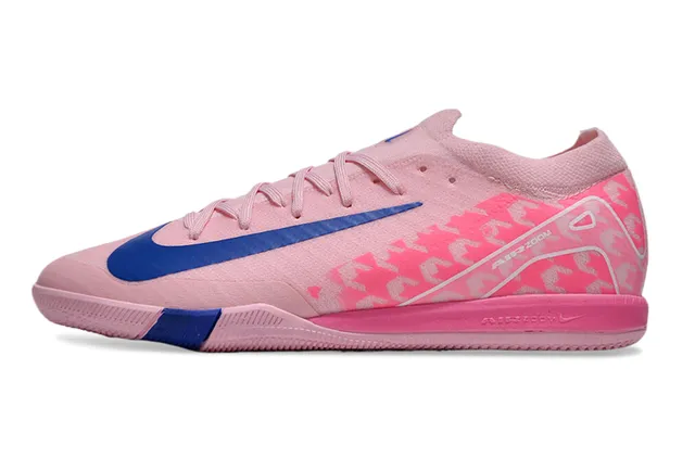 Nike Chaussures de soccer indoor rose et bleu à coupe basse avec empiècement texturé et semelle extérieure en caoutchouc texturé 7