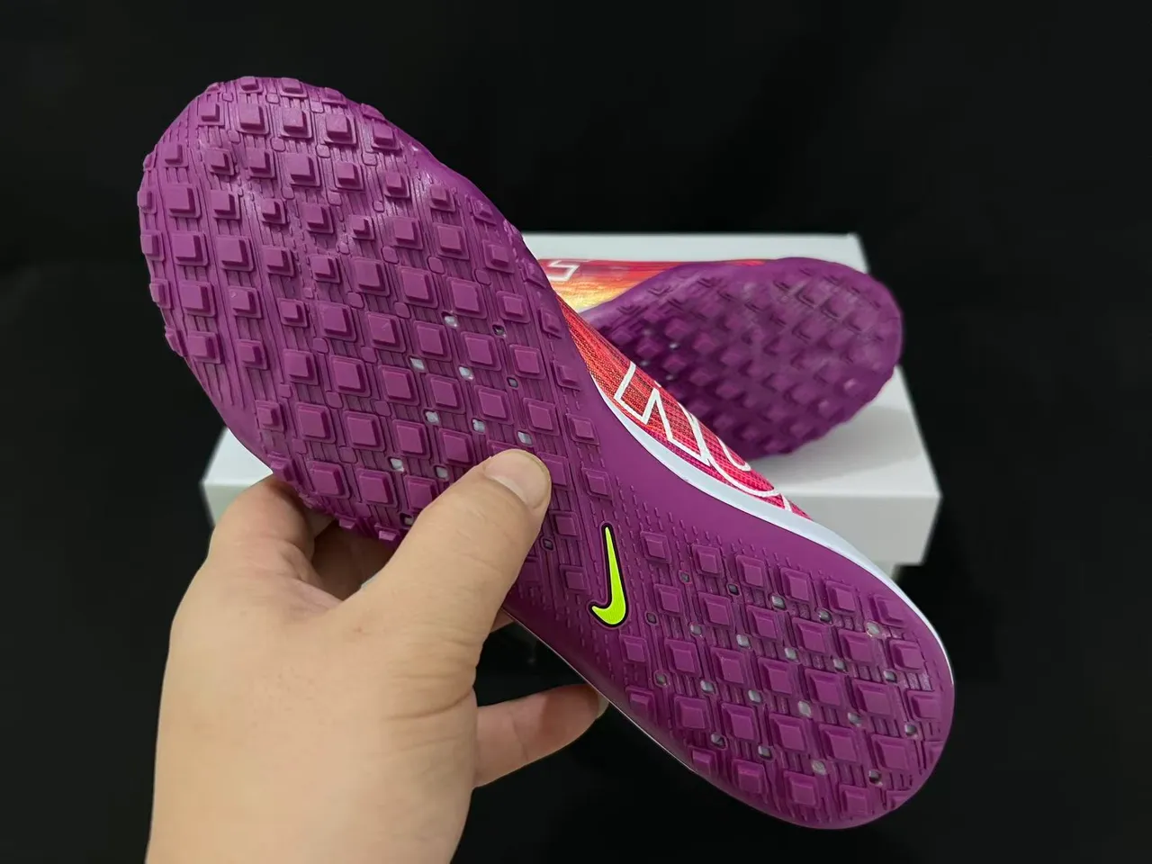 Nike Zapatillas de fútbol con upper Flyweave Knit en gradiente turf de color púrpura rosa 2
