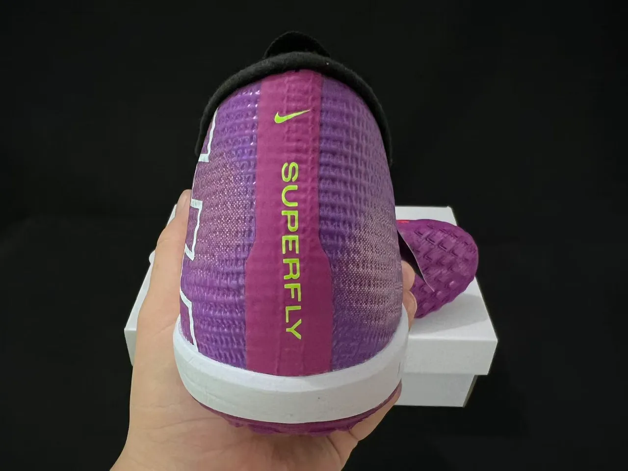 Nike Zapatillas de fútbol con upper Flyweave Knit en gradiente turf de color púrpura rosa 3