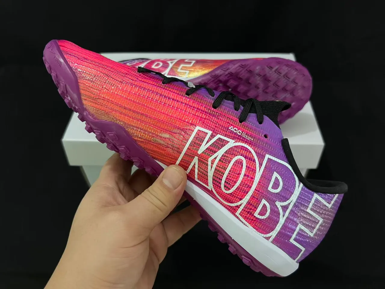 Nike Zapatillas de fútbol con upper Flyweave Knit en gradiente turf de color púrpura rosa 4