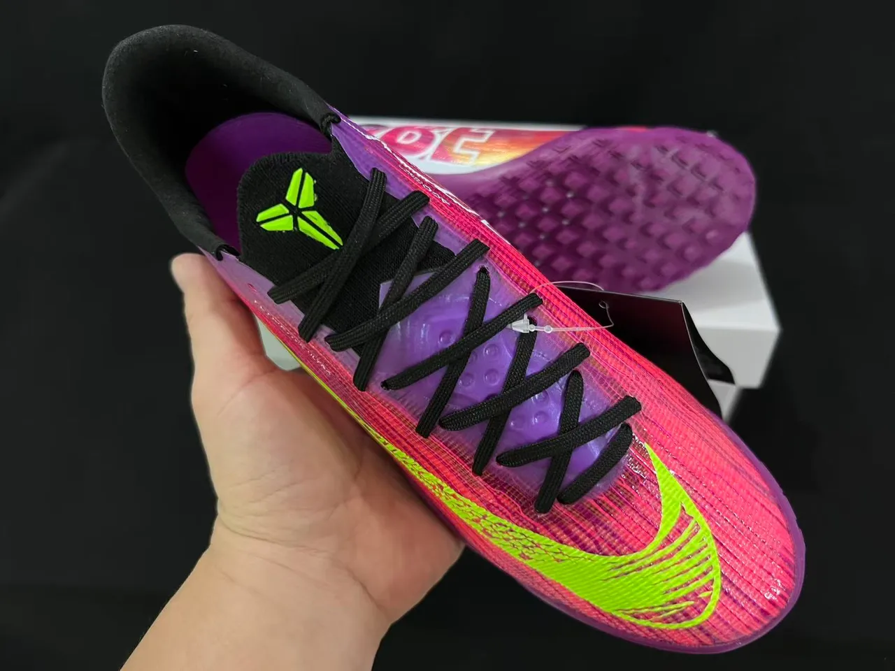 Nike Zapatillas de fútbol con upper Flyweave Knit en gradiente turf de color púrpura rosa 5