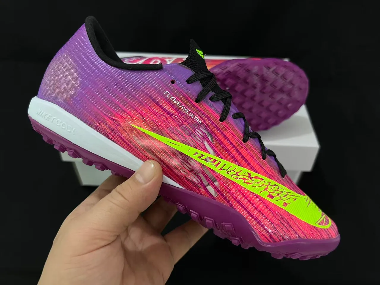 Nike Zapatillas de fútbol con upper Flyweave Knit en gradiente turf de color púrpura rosa 6