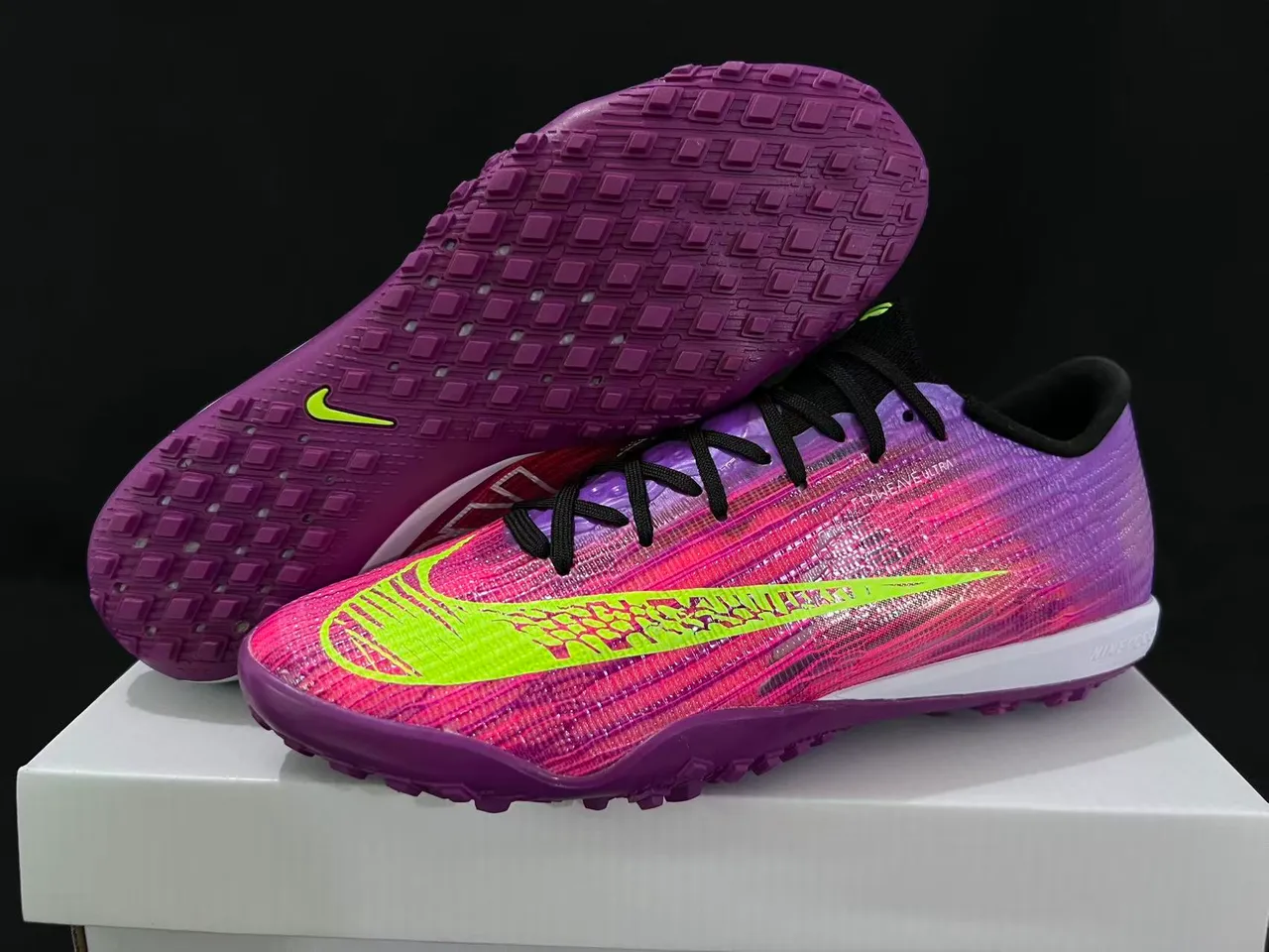 Nike Zapatillas de fútbol con upper Flyweave Knit en gradiente turf de color púrpura rosa 8