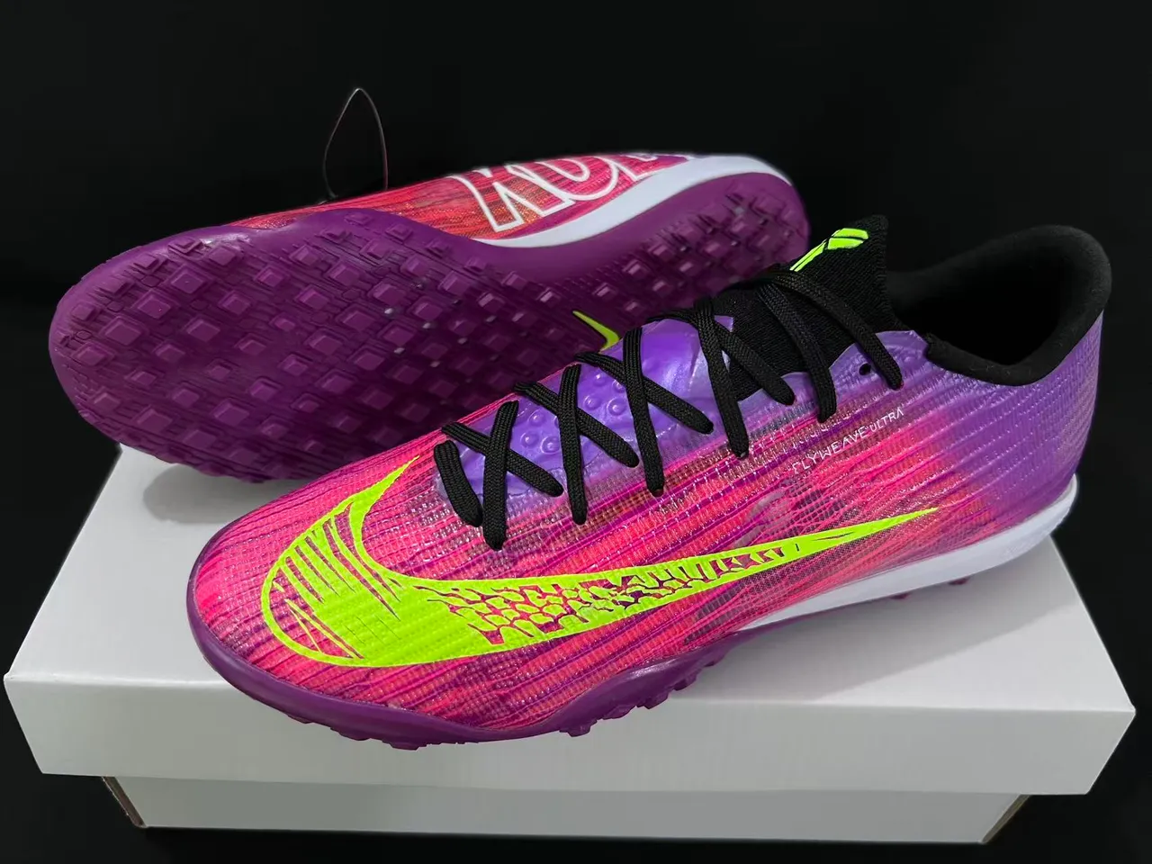 Nike Zapatillas de fútbol con upper Flyweave Knit en gradiente turf de color púrpura rosa 9